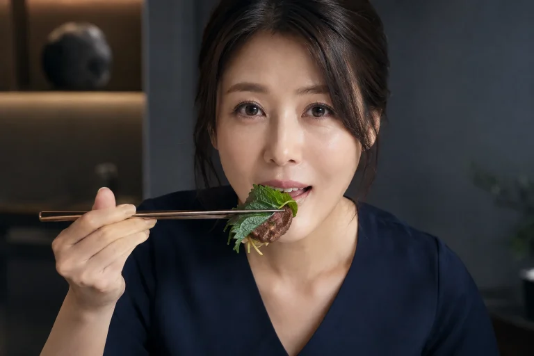 흑염소 처음 먹을 때 쌈 싸서 먹는 모습